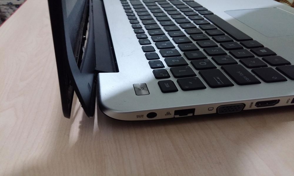 Hasar Gören Toshiba Laptop Menteşe Değişimi