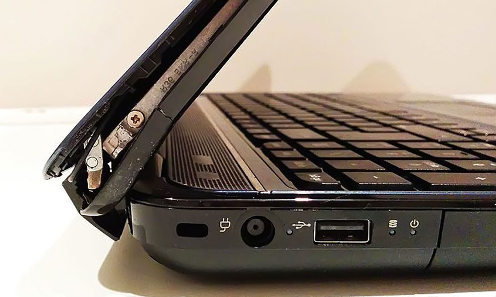 Hasar Gören Toshiba Laptop Menteşe Değişimi